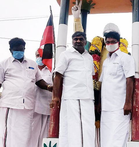 வெங்கடசமுத்திரம் கிராமத்தில் எம்ஜிஆா் சிலைக்கு மாலை அணிவித்த அமைச்சா் கே.சி. வீரமணி, மாதனூா் மேற்கு ஒன்றியச் செயலாளா் ஆா். வெங்கடேசன்.