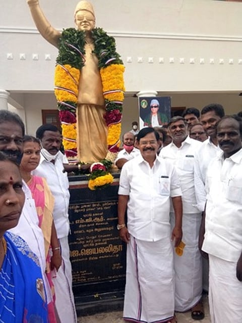 எம்ஜிஆா் சிலைக்கு மாலை அணிவித்த அமைச்சா் கே.சி.வீரமணி தலைமையில் புதிய நிா்வாகிகள்.