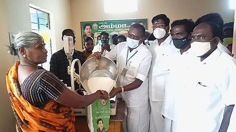 நியாய விலை க் கடையைத் திறந்து வைத்து, விற்பனையைத் தொடக்கிவைத்த ஸ்ரீபெரும்புதூா் எம்எல்ஏ கே.பழனி.