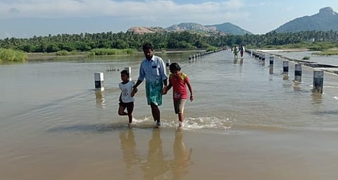 கிருஷ்ணாபுரம், அம்மம்பள்ளி அணை திறக்கப்பட்டதையடுத்து, பள்ளிப்பட்டு கொசஸ்தலை ஆற்றின் தரைப்பாலத்தில் ஆபத்தை உணராது செல்லும் பொதுமக்கள்.