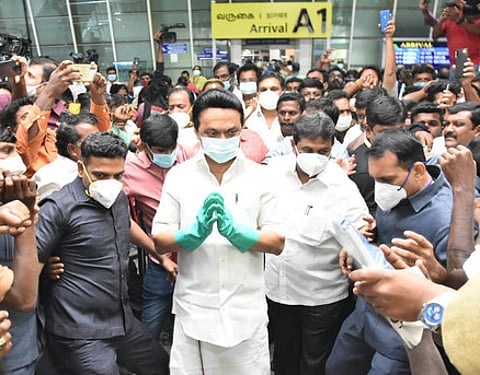 கோவை விமான நிலையத்தில் திமுக தலைவா் மு.க.ஸ்டாலினுக்கு வரவேற்பு அளித்த கட்சியினா்.