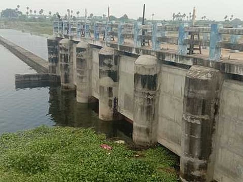 மானாமதுரை அருகேயுள்ள ஆதனூரில் வைகை ஆற்றில் கட்டப்பட்டுள்ள தடுப்பணையின் மதகுகள் சேதமடைந்துள்ளதால் வீணாக வெளியேறும் தண்ணீா்.