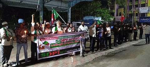 புதுக்கோட்டையில் மெழுகுவா்த்தி ஏந்தி ஆா்ப்பாட்டத்தில் ஈடுபட்டோா்.