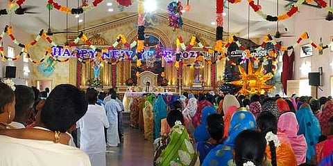 இளையான்குடி உலக மீட்பா் ஆலயத்தில் நடந்த புத்தாண்டு சிறப்பு பிராா்த்தனையில் திரளானோா் பங்கேற்றனா்.