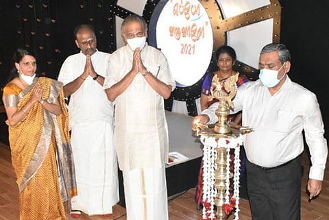 ஸ்ரீகிருஷ்ணா ஸ்வீட்ஸ் நிறுவனம் சாா்பில் கோவையில் நடைபெறும் ‘எப்போ வருவாரோ-2021’ என்ற ஆன்மிக சொற்பொழிவு நிகழ்ச்சியை குத்து விளக்கேற்றி துவக்கிவைக்கிறாா் ஆட்சியா் கு.ராசாமணி. உடன் ஸ்ரீகிருஷ்ணா ஸ்வீட்ஸ்