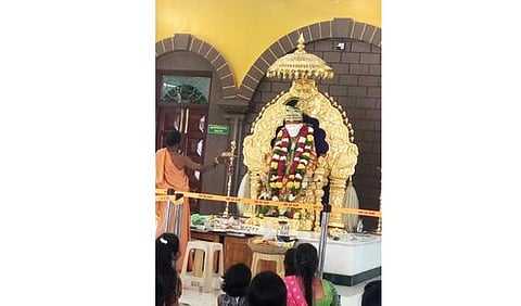 அருப்புக்கோட்டை சீரடி சாய்பாபா கோயிலில் புத்தாண்டை முன்னிட்டு நடைபெற்ற தீப ஆரத்தி.