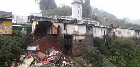 குன்னூரில் மழை காரணமாக இடிந்து விழுந்த பேக்கரி கட்டடம்.