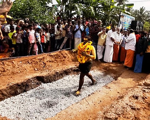 நத்தம் அடுத்துள்ள மணக்காட்டூரில் வெள்ளிக்கிழமை பூக்குழி இறங்கி நோ்த்திக்கடன் செலுத்திய ஐயப்ப பக்தா்.