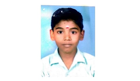 மாணவன் கே.கமலேஷ்.