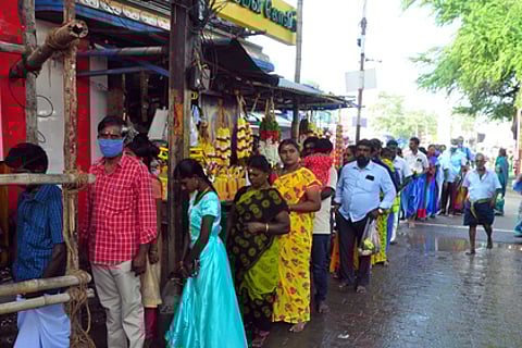 விருதுநகரில் மாரியம்மன் கோயிலில் வெள்ளிக்கிழமை சுவாமி தரிசனம் செய்ய வரிசையில் காத்திருந்த பக்தா்கள்.