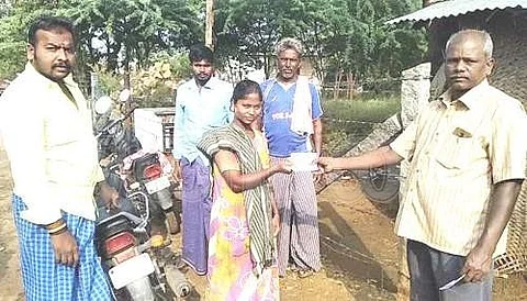 பொங்கல் பரிசுத் தொகுப்பு டோக்கன் விநியோகத்தில் ரேஷன் கடை விற்பனையாளர்கள்