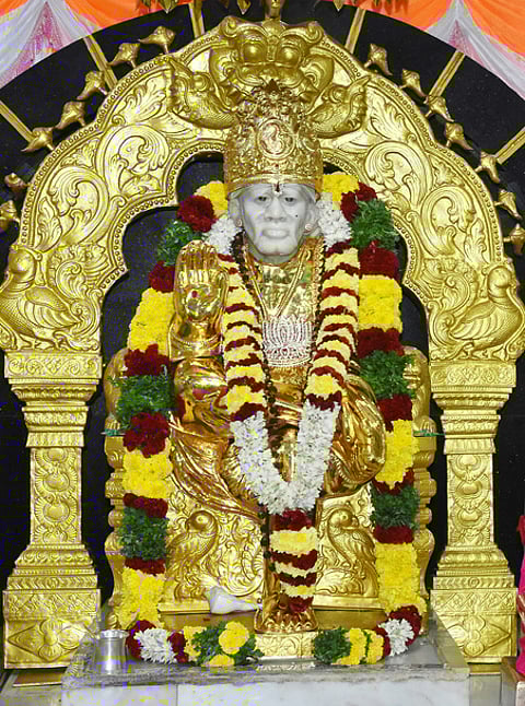 விருதுநகா் அருகே மீசலூா் சந்திப்பில் உள்ள கோயிலில் வியாழக்கிழமை சிறப்பு அலங்காரத்தில் அருள்பாலித்த சாய்பாபா. சிறப்பு வழிபாட்டில் பங்கேற்ற பக்தா்கள்.