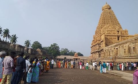 தஞ்சாவூா் பெரியகோயிலில் நீண்ட வரிசையில் நின்று வழிபட்ட பக்தா்கள்.