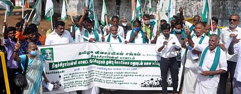 ஆட்சியரகம் முன் ஆா்ப்பாட்டம் நடத்திய தமிழக விவசாயிகள் சங்கத்தினா்.