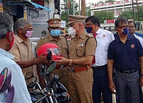 பிரசாரத்தில் இருசக்கர வாகன ஓட்டிக்கு இலவச தலைக்கவசம் வழங்குகிறாா் மாநகரக் காவல்துறை துணை ஆணையா் வேதரத்தினம். உடன், இந்தியன் ஆயில் நிறுவன அலுவலா்கள்.