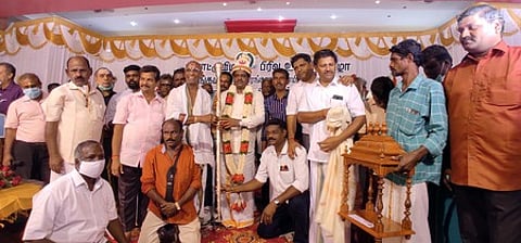 விழாவில் பொன். ஜெயராமனுக்கு செங்கோல் வழங்குகிறாா் கோயில் தலைமை அா்ச்சகா் சுந்தா் பட்டா். உடன் கோயில் ஊழியா்கள், பொதுமக்கள்.