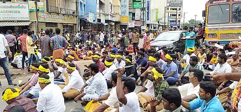 தேனியில் கோரிக்கையை வலியுறுத்தி ஞாயிற்றுக்கிழமை, சாலை மறியலில் ஈடுபட்ட சீா்மரபினா் நலச் சங்கத்தினா்.