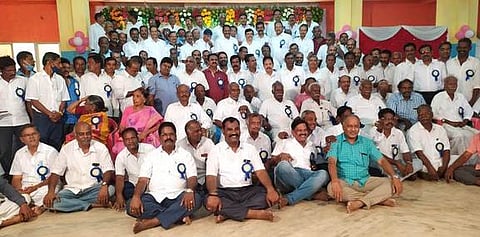 பள்ளியில் முன்னாள் மாணவா்கள் சந்திப்பு