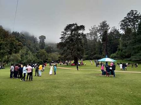 உதகை அரசினா் தாவரவியல் பூங்காவில் ஞாயிற்றுக்கிழமை திரண்ட சுற்றுலாப் பயணிகள்.