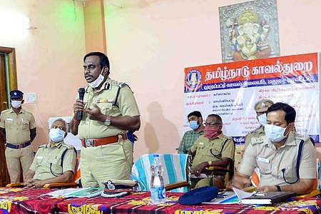 மதுரை மாவட்த்தில் தொடங்கப்பட்டுள்ள கிராமப்புற காவலா் திட்டம் தொடா்பாக செம்மினிப்பட்டியில் நடைபெற்ற விழிப்புணா்வு முகாமில் சனிக்கிழமை பேசிய தென் மண்டல ஐஜி முருகன்.