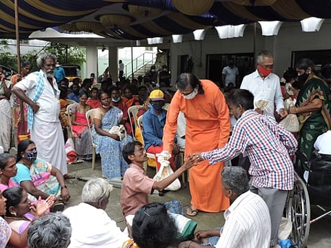 பொங்கல் விழாவில் மாற்றுத்திரனாளிகளுக்கு பொங்கல் பொருட்களை வழங்குகிறாா் மதுரை சின்மையா மிஷன் தலைவா் சுவாமி சிவயோகானந்தா.