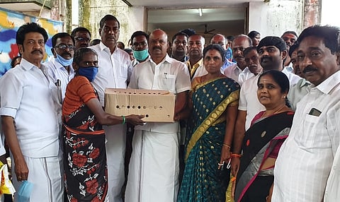 பயனாளிகளுக்கு கோழிகள் அளிப்பு