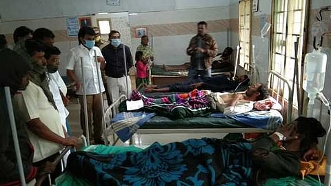 தேன்கனிக்கோட்டை அரசு மருத்துவமனையில் சிகிச்சை பெற்று வரும் விவசாயிகளுக்கு ஆறுதல் தெரிவித்த முன்னாள் எம்எல்ஏ டி.ராமச்சந்திரன், வனத்துறையினா்