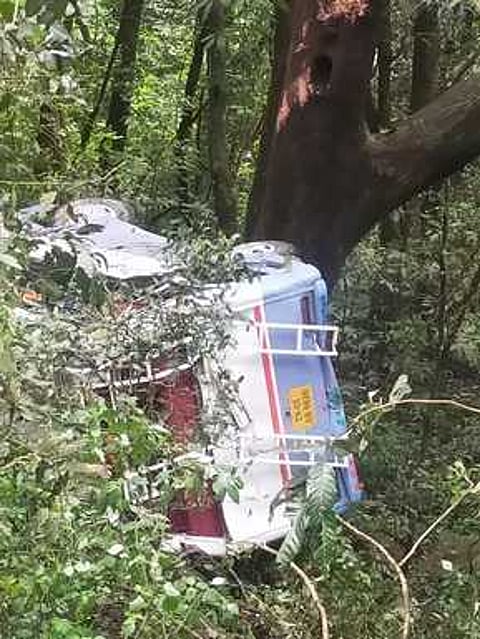 கொடைக்கானல்- வத்தலக்குண்டு மலைச்சாலையான தோகை வரை பகுதியில் 50 அடி பள்ளத்தில் கவிழ்ந்த சுற்றுலா வேன்