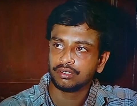 உடநலம் சரியிலாமல் இருக்கும் தனது அறிமுக நாயகனை சந்தித்து இயக்குநர் பாரதிராஜா கண்ணீர் சிந்திய விடியோ இணையத்தில் வைரலாகப் பரவி வருகிறது.