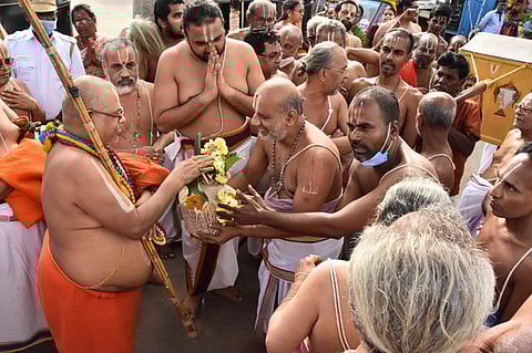 மாமல்லபுரம் தலசயனப் பெருமாள் கோயிலுக்கு வருகை தந்த ஸ்ரீரங்கம் அகோபில மடம் அழகிய சிங்கா் ஜீயருக்கு கும்ப மரியாதை அளித்த பட்டாச்சாரியாா்கள்.