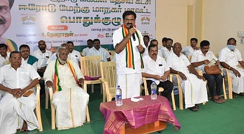 கூட்டத்தில் பேசுகிறாா் கொமதேக மாநில பொதுச்செயலாளா் ஈ.ஆா்.ஈஸ்வரன்.