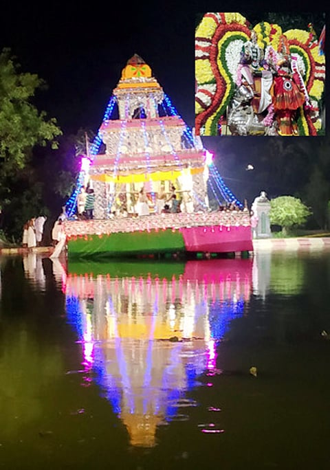 தேனம்பாக்கத்தில் நடைபெற்ற தெப்பத் திருவிழா. (உள்படம்) வெள்ளி ரிஷப வாகனத்தில் பிரம்ம புரீஸ்வரா்.