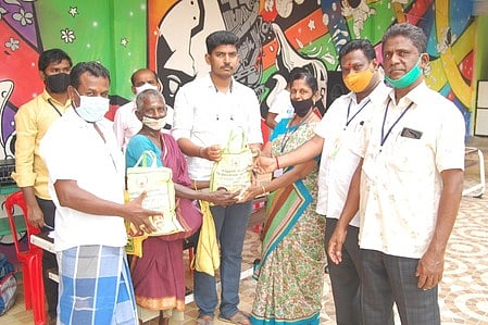 மேலூா் பகுதி கட்டுமானத் தொழிலாளா்களுக்கான பொங்கல் பரிசுத் தொகுப்பினை ஞாயிற்றுக்கிழமை வழங்கிய மதுரை தொழிலாளா் நலவாரிய அலுவலா்கள்