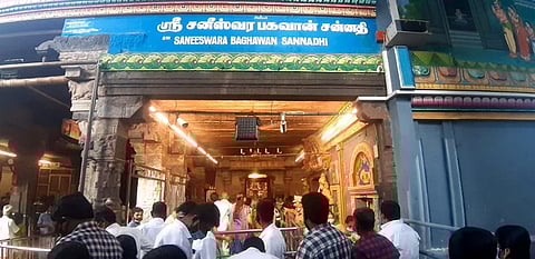 சனீஸ்வர பகவான் சன்னதியில் தரிசனத்துக்காக வரிசையில் சென்ற பக்தா்கள்.