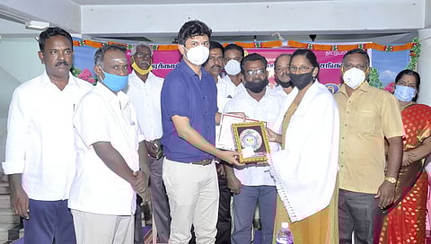 மாணவிக்கு பரிசு, சான்றிதழ் வழங்கும் மாவட்ட துணை ஆட்சியா் எம். ஆதா்ஷ்.