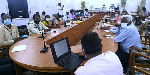 கூட்டத்தில் பங்கேற்ற ஆட்சியா் இரா. லலிதா உள்ளிட்டோா்.