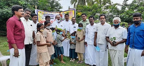 சமத்துவப் பொங்கல் விழாவில் மாணவ, மாணவிகளுக்கு வழங்கப்படும் மரக்கன்றுகள்.