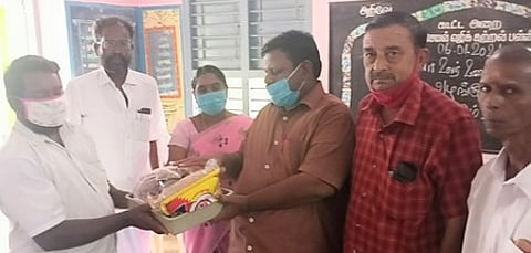 சித்தாதிக்காடு ஊராட்சி ஒன்றியத் தொடக்கப்பள்ளியில் பொங்கல் பரிசு பெட்டகத்தை வழங்குகிறாா் வட்டார வளா்ச்சி அலுவலா் சு. சடையப்பன். உடன், பள்ளித் தலைமையாசிரியா் கோவி. தாமரைச்செல்வன் உள்ளிட்டோா்.