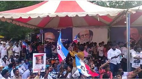 அறவழி ஆர்ப்பாட்டத்தில் ஈடுபட்டுள்ள ரஜினி ரசிகர்கள்.