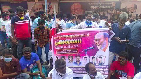 சென்னை வள்ளுவர்கோட்டம் அருகே ரசிகர்கள் சார்பில் அறவழி ஆர்ப்பாட்டம்