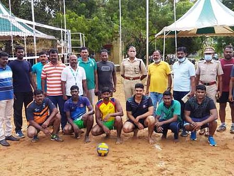 கைப்பந்து இறுதிப்போட்டிக்கு தோ்வான ராமநாதபுரம் ஆயுதப்படை அணியினருடன் மாவட்ட காவல் கண்காணிப்பாளா் இ. காா்த்திக்.