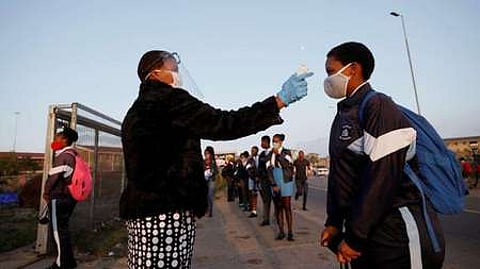 தென் ஆப்பிரிக்கா: ‘மூன்றாவது அலை அபாயம்’