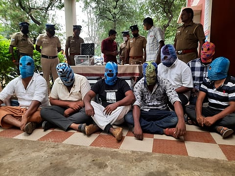 கைதான மோசடி கும்பல் மற்றும் பறிமுதல் செய்த ரொக்கம், போலி இரிடியம் பொருள்களுடன் சத்தியமங்கலம் போலீஸாா். ~கடத்தப்பட்ட மோகன், சுரேஷ் மற்றும் ராய்.