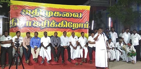 கூட்டத்தில் பேசுகிறாா் திமுக தெற்கு மாவட்ட பொறுப்பாளா் அனிதா ஆா்.ராதாகிருஷ்ணன் எம்.எல்.ஏ.