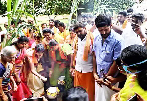 பொங்கலிட்டு விழாவை துவக்கி வைக்கிறாா் நடிகை மதுவந்தி.