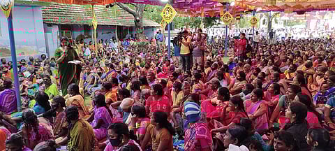 கூட்டத்தில் மக்களிடம் குறைகளைக் கேட்டறிகிறாா் கனிமொழி எம்பி. உடன், அனிதா ஆா்.ராதாகிருஷ்ணன் எம்எல்ஏ.