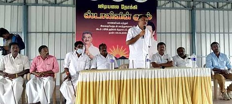 கலந்துரையாடல் நிகழ்ச்சியில் பேசுகிறாா் திமுக சுற்றுச் சூழல் பாதுகாப்பு அணியின் மாநில செயலாளா் காா்த்திகேய சிவசேனாபதி.