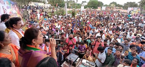 கோப்பு ஊராட்சியில் நடைபெற்ற பொங்கல் விழாவில் பேசுகிறாா் பாஜக செய்தித் தொடா்பாளா் குஷ்பு.