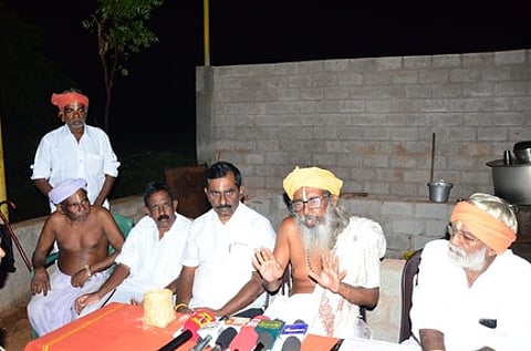 செய்தியாளா்களுக்கு பேட்டி அளிக்கிறாா் பாலபிரஜாபதி அடிகளாா்.