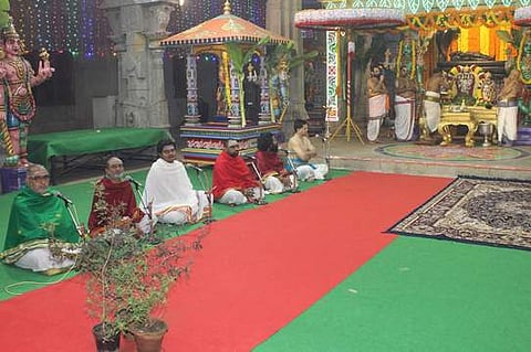 உற்சவா்களுக்கு வில்வ இலைகளால் நடைபெறும் அா்ச்சனை.